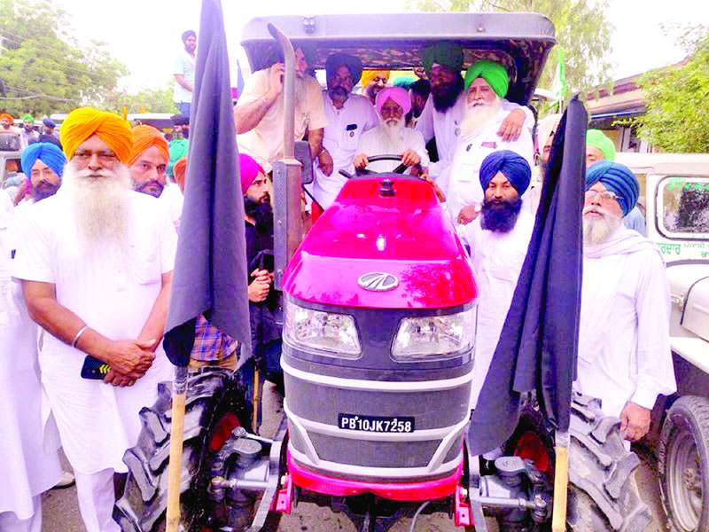 Land Pooling Policy: Farmers take to the streets with tractors.